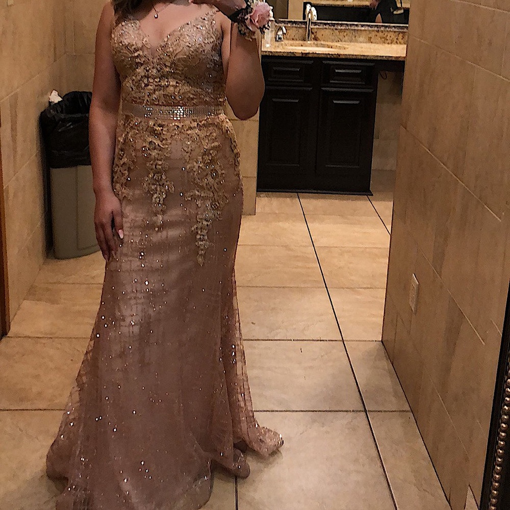 I’m selling my prom dress it’s was only worn once